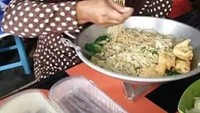 Mungkin wanita ini berniat mukbang. Mie instannya disajikan menggunakan wajan bahkan dalam porsi besar. Foto: Instagram / Twitter