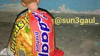Praktis tanpa pakai mangkuk, orang ini menyajikan mie instan di kemasannya langsung. Kemasannya diisi dengan air panas. Foto: Instagram / Twitter