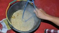 Berniat menyajikan mie instan untuk porsi yang besar, orang ini memilih ember air untuk jadi wadahnya. Netizen sebut bikin tak nafsu makan. Foto: Instagram / Twitter