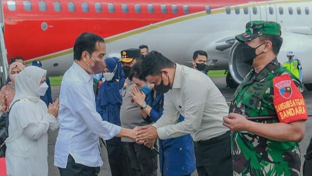 Wali Kota Medan Bobby Nasution saat menyambut Presiden Jokowi