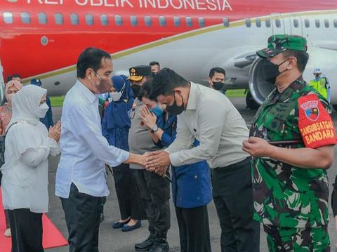 Wali Kota Medan Bobby Nasution saat menyambut Presiden Jokowi