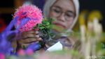 Wanita Ini Ubah Limbah Jadi Hiasan Bunga Cantik