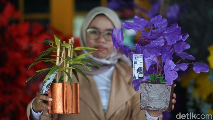 Wanita Ini Ubah Limbah Jadi Hiasan Bunga Cantik Ayu Krisna, warga Karawaci, Kota Tangerang, membuat hiasan bunga plastik yang cantik. Hebatnya Ayu Krisna memanfaatkan berbagai limbah sebagai bahan bakunya.