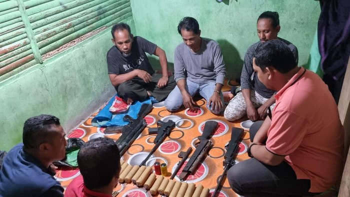 Warga saat menyerahkan senpi rakitan hingga bom pipa kepada polisi di Maluku (Dok. Istimewa).