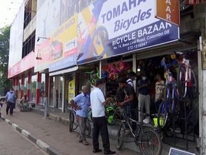 Warga Sri Lanka Ramai-ramai Berburu Sepeda di Tengah Krisis BBM