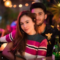 Tak hadir sendiri, Wulan tampak mengajak pacar berondongnya, Sabda Ahessa. Keduanya pun terlihat berfoto mesra. Sabda memeluk Wulan Guritno dari belakang. Jika dilihat dari depan, baju yang dikenakan Wulan itu tampak tertutup. Foto: Instagram/@wulanguritno