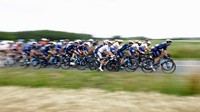 Hasil etape 5 TDF 2022 masih menempatkan Wout Van Aert di puncak General Classification (GC). Hanya saja, pebalap tim Jumbo Visma tersebut belum bisa tenang. Ada Neilson Powless yang membayangi dengan selisih 13 detik.