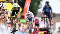 Taco van der Hoorn (kiri) dan Simon Clarke adu sprint menjelang garis finish pada etape kelima Tour de France (TDF) 2022, Rabu (6/7/2022). Simon Clarke unggul dengan mencatatkan waktu 3 jam 13 menit 35 detik. (Jasper Jacobs/AFP via Getty Images)