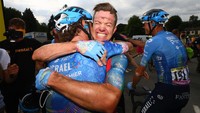 Clarke meluapkan kegembiraan saat dinyatakan menjadi pemenang usai foto finish diumumkan. Ini adalah kemenangan pertamanya dari tujuh kali partisipasi di Tour de France. (Tim de Waele/Getty Images)