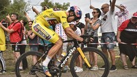 Wout Van Aert memacu sepeda Cervelo Caledonia melewati rute jalan berbatu di etape 5 TDF 2022. Ia sempat mengalami kecelakaan namun masih bisa finish. (Marco Bertorello/AFP/Getty Images)