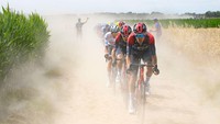 Dylan Van Barlee memimpin peleton dengan dikuntit Geraint Thomas  dan Tadej Pogacar. Tak mudah menundukkan etape 5 TDF 2022. Rute dengan 11 segmen jalan berbatu tersebut mirip balapan tahunan Paris-Roubaix. Sejumlah pebalap memilih aman tanpa melakukan attack saat melintas di jalan berbatu. (Bernard Papon/AFP/Getty Images)