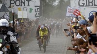 Wout Van Aert menggeber sepedanya menembus sorak sorai penonton. Balapan akan dilanjutkan pada Kamis (7/7/2022) dari Binche menuju Longwy. Panjang rutenya 219,9 kilometer. Terdapat dua tanjakan kategori 3 dan satu tanjakan kategori 4 di tahapan ini. (Christian Hartmann/Reuters)