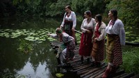 Diantara ritual tersebut, ada lho sesi ramalan untuk keberuntungan jodoh bagi kaum perempuan di Ukraina. Caranya dengan mengapungkan karangan bunga di sungai.