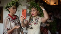 Sebelumnya, karangan bunga tersebut harus dikenakan oleh para perempuan sebelum diceburkan ke sungai.