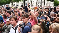 Gelombang pengunduran diri jajaran pemerintahannya, mulai dari menteri hingga staf kementerian, semakin memperlemah pemerintahan Johnson. Beberapa bulan terakhir, pemerintahan Johnson diselimuti berbagai skandal yang membuat popularitasnya semakin menurun.