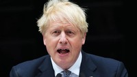Pengumuman ini mengonfirmasi laporan editor politik media terkemuka Inggris, BBC, Chris Mason, yang sebelumnya menyebut Johnson sepakat mundur sebagai ketua Partai Konservatif, namun akan tetap menjabat sebagai PM Inggris hingga ketua baru Partai Konservatif terpilih pada musim gugur nanti.