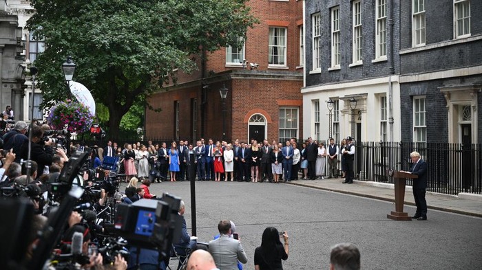 LONDON, ENGLAND - JULY 07: Prime Minister Boris Johnson addresses the nation as he announces his resignation outside 10 Downing Street on July 7, 2022 in London, England. After a turbulent term in office, Boris Johnson will resign from his roles as Conservative Party Leader and Prime Minister today after coming under pressure from his party. Eton and Oxford-educated Alexander Boris de Pfeffel Johnson, MP for Uxbridge and South Ruislip, was elected as Prime Minister in the 2019 General Election. (Photo by Leon Neal/Getty Images)