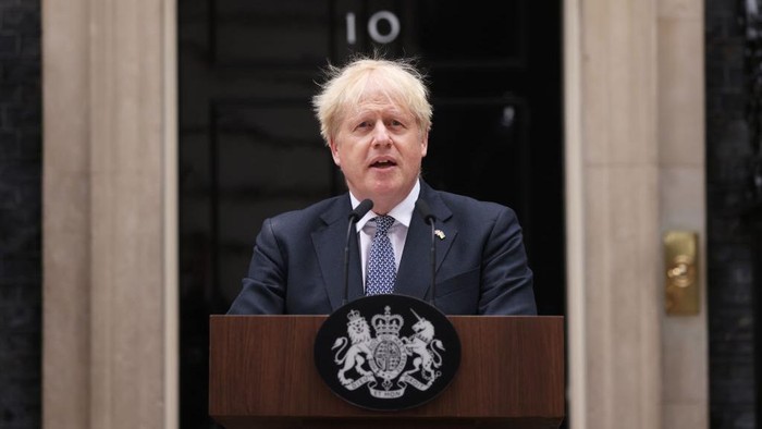 1241752416 LONDON, ENGLAND - JULY 07: Prime Minister Boris Johnson addresses the nation as he announces his resignation outside 10 Downing Street on July 7, 2022 in London, England. After a turbulent term in office, Boris Johnson will resign from his roles as Conservative Party Leader and Prime Minister today after coming under pressure from his party. Eton and Oxford-educated Alexander Boris de Pfeffel Johnson, MP for Uxbridge and South Ruislip, was elected as Prime Minister in the 2019 General Election. (Photo by Leon Neal/Getty Images)