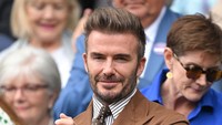 Beckham begitu stylish dengan gayanya memakai kemeja, dasi dan luaran berwarna cokelat. (WireImage/Karwai Tang)