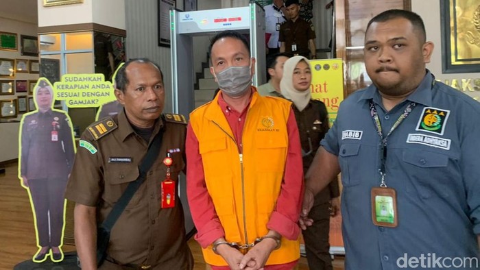 AB tersangka kasus kredit fiktif (Raja/detikSumut)