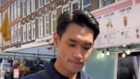 Pelantun lagu Sadis ini doyan sekali kulineran. Ada beberapa momennya menikmati kuliner enak di luar negeri. Foto: Instagram @afgan__