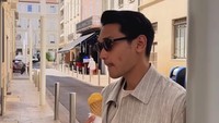 Saat di luar negeri, Afgan juga mencoba es krim segar dari sebuah toko. Ini momennya ketika menikmati sorbet yang segar. Foto: Instagram @afgan__