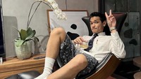 Pose keren Afgan juga terlihat ketika menikmati minuman di kamar. Posenya terlihat keren sekali. Foto: Instagram @afgan__