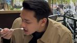 10 Potret Seru Afgan Nikmati Es Krim dan Waffle