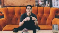 Selain jago nyanyi, ternyata Afgan juga hobi memasak. Ini momennya ketika membuat tumisan daging. Foto: Instagram @afgan__