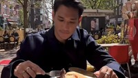 Afgan juga seru melahap seporsi pancake dengan topping saus cokelat dan es krim vanilla yang manis. Foto: Instagram @afgan__