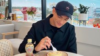 Seperti momen Afgan menikmati sarapan di restoran. Ia tampak seru menyantap pancake dengan steak. Foto: Instagram @afgan__