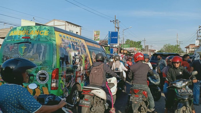 arus lalin di sekitar Ponpes Shiddiqiyyah Ploso, Jombang