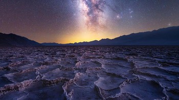 Bima Sakti di Taman Nasional Death Valley adalah dataran garam di Badwater Basin. Terletak 86 meter di bawah permukaan laut, cekungan ini merupakan titik terendah di Amerika Utara. Foto: Astronomy Photographer of the Year