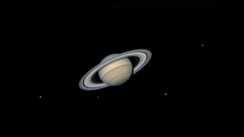 Saturnus dan bulan-bulannya oleh Flávio Fortunato Foto: Astronomy Photographer of the Year