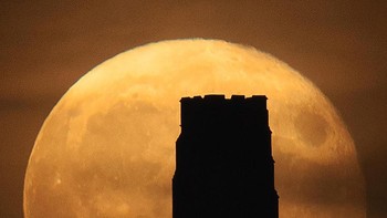 Harvest Moon saat terbit di belakang Glastonbury Tor, Somerset, Inggris. Karya Hannah Rochford . Foto: Astronomy Photographer of the Year