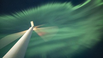 Korona aurora yang jelas di belakang turbin angin memberikan ilusi interaksi antara keduanya, seolah-olah turbin digerakkan oleh angin matahari. Karya Esa Pekka Isomursu lokasi di Ostrobothnia Utara, Finlandia Foto: Astronomy Photographer of the Year