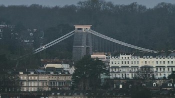 Bulan terbenam di atas Jembatan Gantung Clifton di Bristol, Inggris. Karyya Sam Binding. Foto: Astronomy Photographer of the Year