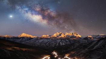 Langit berbintang di atas jalan raya nasional tertinggi di dunia yang berada di Gunung Kula Kangri, Prefektur Shannan, Tibe. Foto ini karya Yang Sutie Foto: Astronomy Photographer of the Year