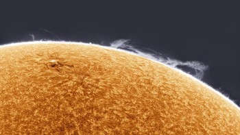 Awan Gas Hidrogen di Matahari oleh Simon Tang Foto: Astronomy Photographer of the Year