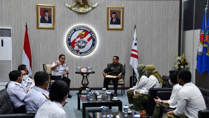 Bakamla-Yayasan PPMI Bahas Pemilihan Putera Puteri Maritim Kepala Bakamla menerima kunjungan kerja Yayasan PPMI. Kunker ini dalam rangka audiensi bimbingan dalam pelaksanaan ajang Pemilihan Putera Puteri Maritim 2022.