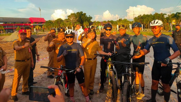Sugianto Sabran beserta jajaranya meninjau area Sirkuit UCI MTB Eliminator World Cup 2022 yang dibangun di Area Stadion Tuah Pahoe, Selasa (5/7/2022).