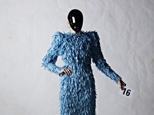 5 Detail Memukau Balenciaga Couture, Face Shield Mewah Hingga Tas Speaker