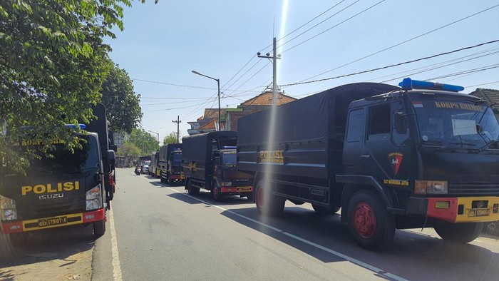 Belasan Truk-Water Canon Diterjunkan saat Penangkapan Anak Kiai DPO Pencabulan