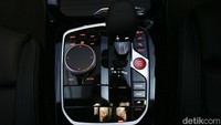 Tentu hal tersebut berkat penyaluran tenaga dari mesin ke empat roda yang responsif dengan transmisi otomatis Steptronic 8-percepatan.