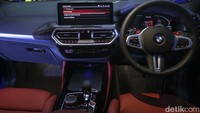 Kedua mobil ini merupakan penyegaran model untuk kendaraan performa tinggi di segmen Sports Activity Vehicle (SAV) dan Sports Activity Coupé (SAC) ukuran menengah: New BMW X3 M dan BMW X4 M.