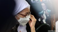 Keluarga pun berusaha tetap tegar melepas kepergian sosok suami dan ayah tercinta. Pool/Palevi S/detikFoto.