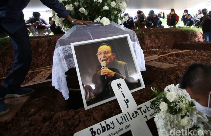 Bob Tutupoly Pemakaman Bob Tutupoly di TPU Tanah Kusir.