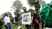 Bobo Tutupoly dimakamkan pada Kamis (7/7) siang di Taman Pemakaman Umum Tanah Kusir, Jakarta Selatan. Pool/Palevi S/detikFoto.