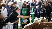 Keluarga, kerabat hingga fans turut hadir melepas kepergian sang pelantun Widuri itu. Pool/Palevi S/detikFoto.