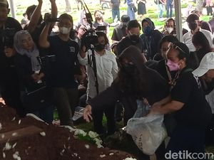 Lagu Widuri Iringi Pemakaman Bob Tutupoly